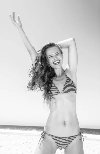 Beachwear Eğleniyor Sahilde Uzun Esmer Saçlı Neşeli Genç Kadın Saat — Stok fotoğraf