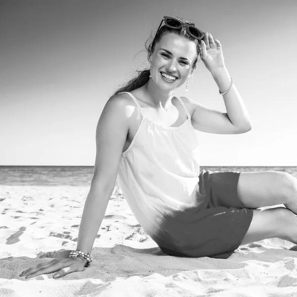 Donna Tendenza Sorridente Abito Colorato Seduto Sulla Spiaggia — Foto Stock