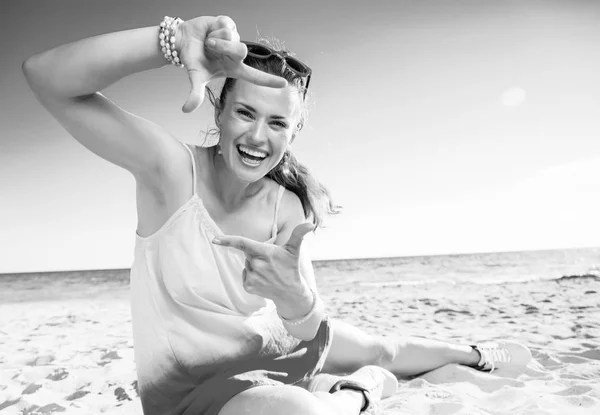 Šťastné Moderní Ženy Barevných Šatech Pláži Rukou Rámování — Stock fotografie