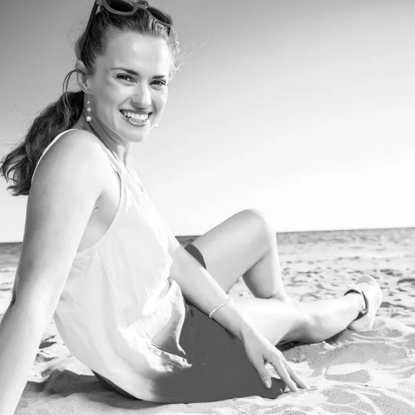 Glückliche Junge Frau Buntem Kleid Strand — Stockfoto