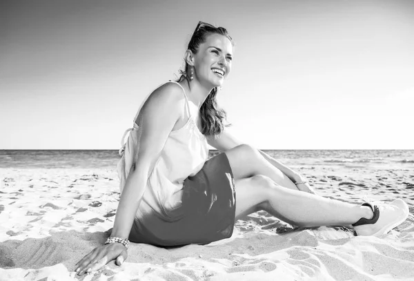 Glücklich Trendige Frau Buntem Kleid Meeresufer Mit Blick Die Ferne — Stockfoto