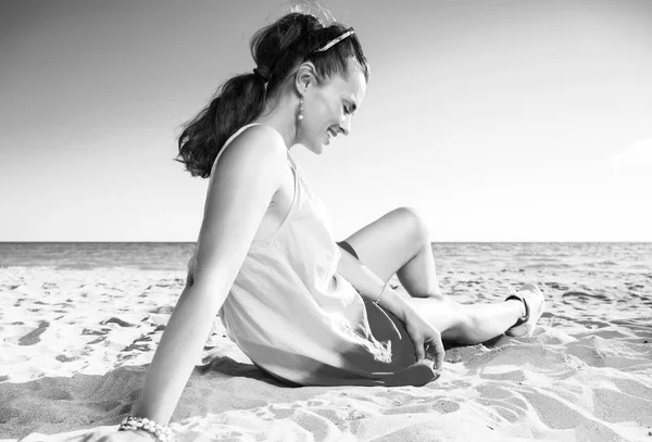 Porträt Einer Entspannten Trendfrau Buntem Kleid Strand Sitzend — Stockfoto