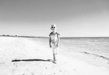 Sahil yürüyüş renkli forması mutlu trendy kız portresi tam uzunlukta