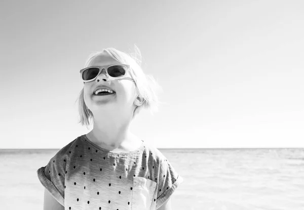 Porträt Eines Glücklichen Trendigen Mädchens Buntem Hemd Der Küste Beim — Stockfoto