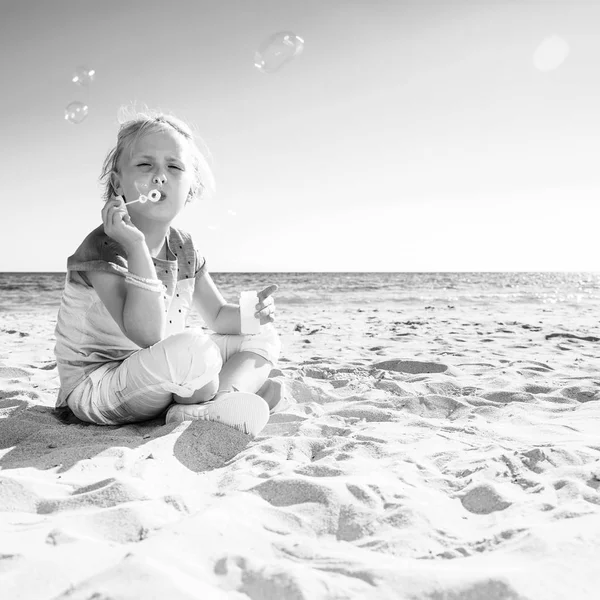 Glimlachend Moderne Kind Kleurrijke Shirt Het Strand Waait Bubbels — Stockfoto