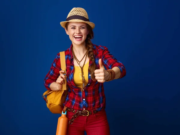 Jonge Reiziger Vrouw Lachend Met Rugzak Duimen Opdagen Blauwe Achtergrond — Stockfoto