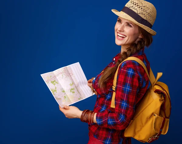 Smiling Fit Tourist Woman Backpack Map Looking Distance Blue Background — Stock Photo, Image