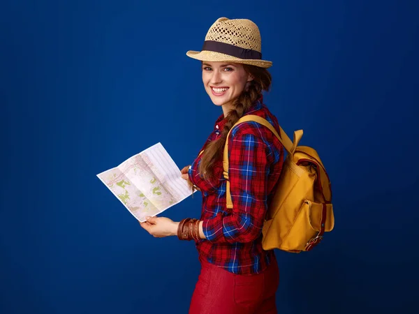 Χαμογελώντας Ταιριάζει Ταξιδιώτη Γυναίκα Ένα Καρό Πουκάμισο Χάρτη Μπλε Φόντο — Φωτογραφία Αρχείου