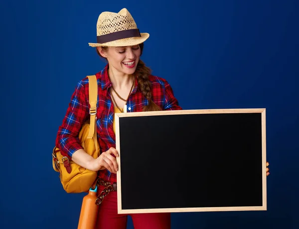 Sorrindo Mulher Turista Ajuste Com Mochila Olhando Para Placa Branco — Fotografia de Stock