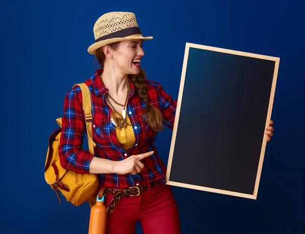 Glad Frisk Kvinna Vandrare Rutig Skjorta Pekar Tom Styrelsen Mot — Stockfoto