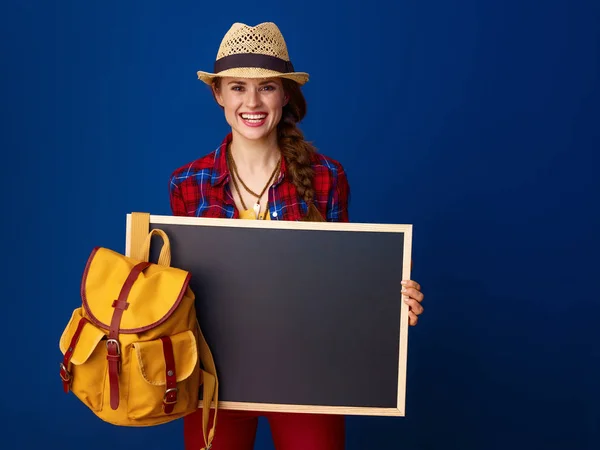 Gelukkig Jonge Vrouw Wandelaar Een Plaid Shirt Leeg Bord Waarop — Stockfoto