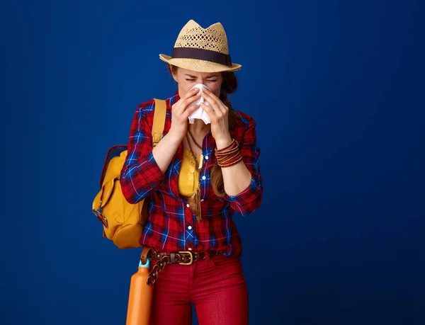 Mal Viaggiatore Donna Plaid Camicia Soffiando Naso Contro Sfondo Blu — Foto Stock