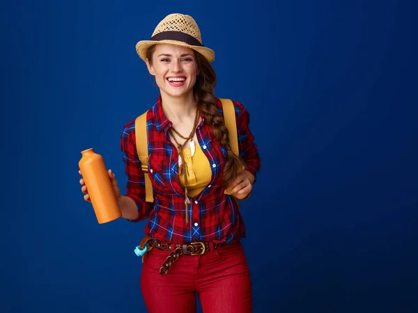 Glimlachend Jonge Vrouw Wandelaar Met Rugzak Met Waterfles Blauwe Achtergrond — Stockfoto