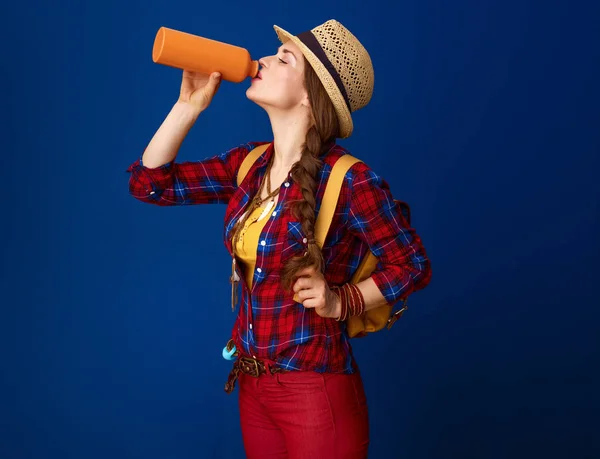 Fitte Touristin Karierten Hemd Die Wasser Aus Flasche Auf Blauem — Stockfoto