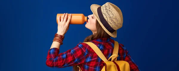 Mujer Viajero Saludable Una Camisa Cuadros Beber Agua Botella Sobre — Foto de Stock