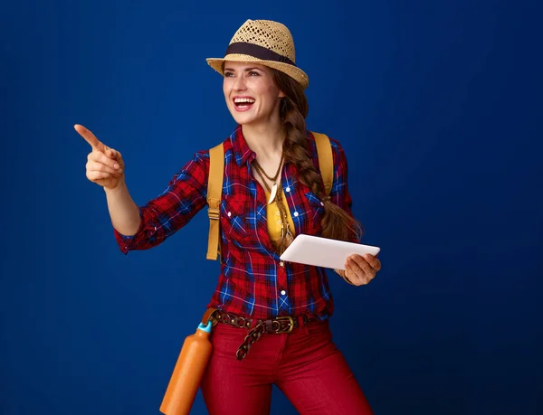 Glimlachend Gezonde Vrouw Wandelaar Met Rugzak Met Tablet Iets Gericht — Stockfoto