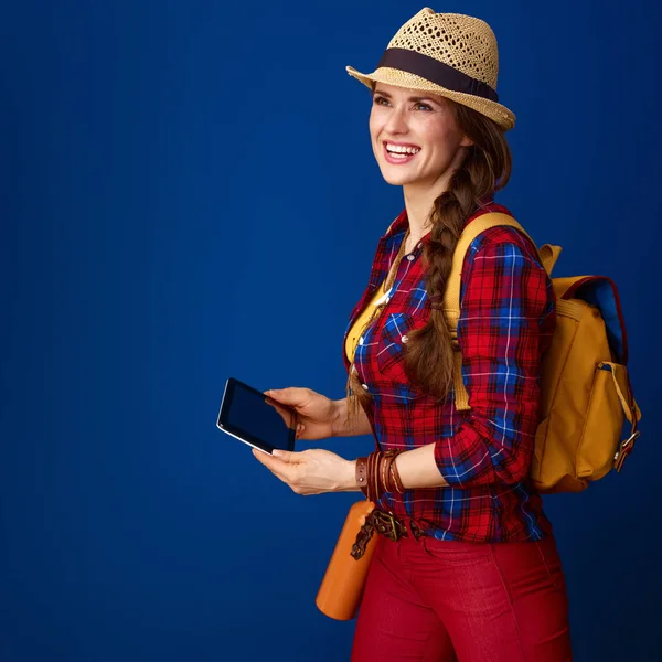 Sorrindo Mulher Viajante Ajuste Com Mochila Com Tablet Olhando Para — Fotografia de Stock