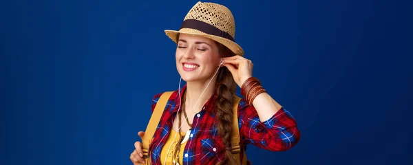 Mujer Senderista Forma Feliz Una Camisa Cuadros Con Auriculares Escuchando — Foto de Stock