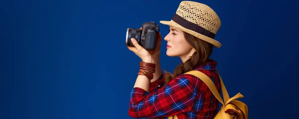 Fit Woman Hiker Backpack Digital Camera Taking Photo Blue Background — Stock Photo, Image