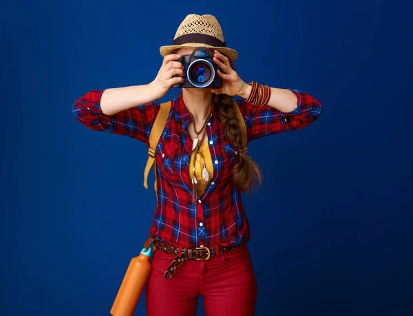 Abenteuerreisende Frau Karierten Hemd Mit Digitalkamera Beim Fotografieren Auf Blauem — Stockfoto