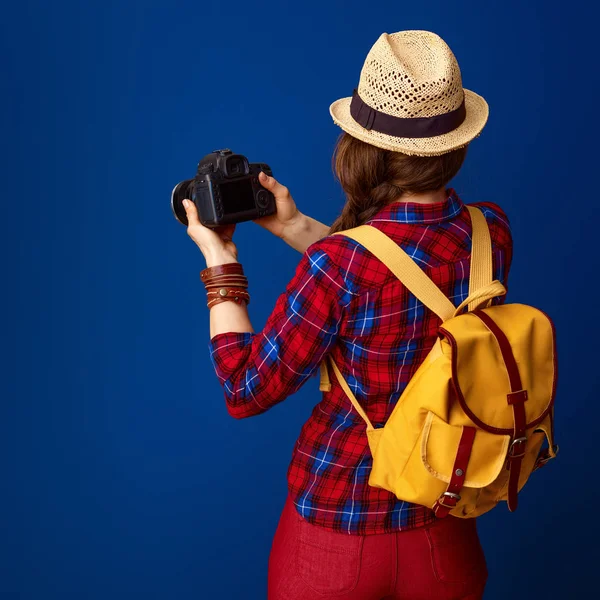 Vidět Zpoza Zdravé Turistické Žena Batohem Dslr Fotoaparát Pořizování Fotografií — Stock fotografie