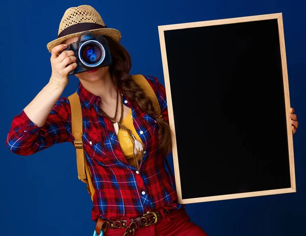 Voyageur Sain Femme Dans Une Chemise Carreaux Avec Tableau Noir — Photo