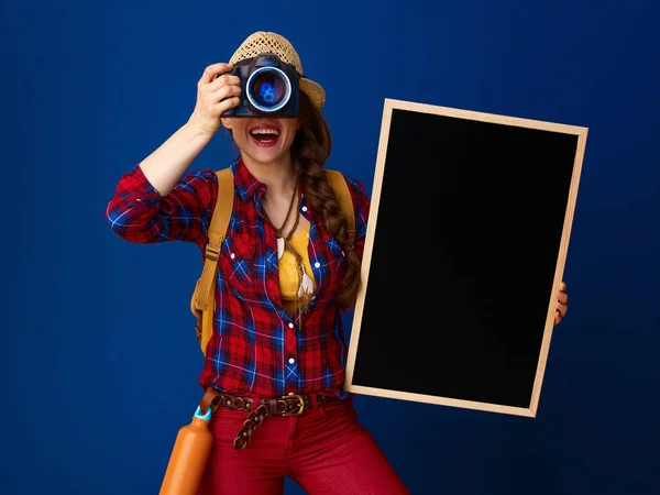 Mladí Turistické Žena Batohem Tabule Pořizování Fotografie Dslr Fotoaparát Modrém — Stock fotografie