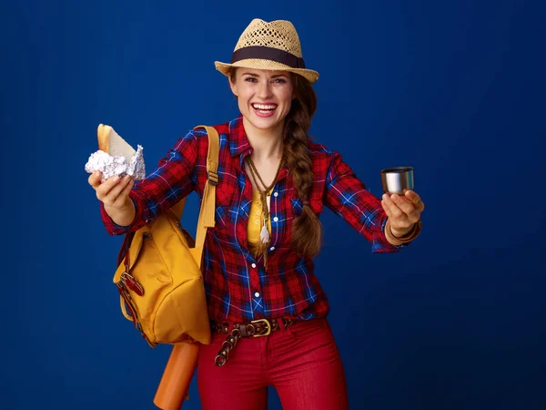 Happy Young Tourist Woman Plaid Shirt Giving Sandwich Hot Beverage — Stock Photo, Image