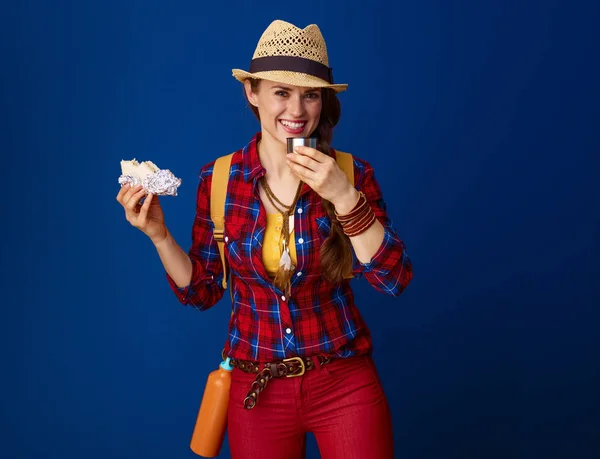 Heureuse Jeune Voyageuse Femme Dans Une Chemise Carreaux Ayant Pause — Photo