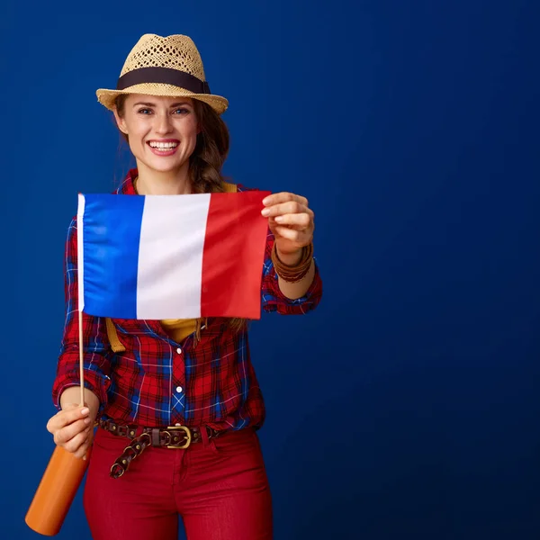Улыбающаяся Приключенческая Туристка Рюкзаком Показывающим Флаг Франции Синем Фоне — стоковое фото