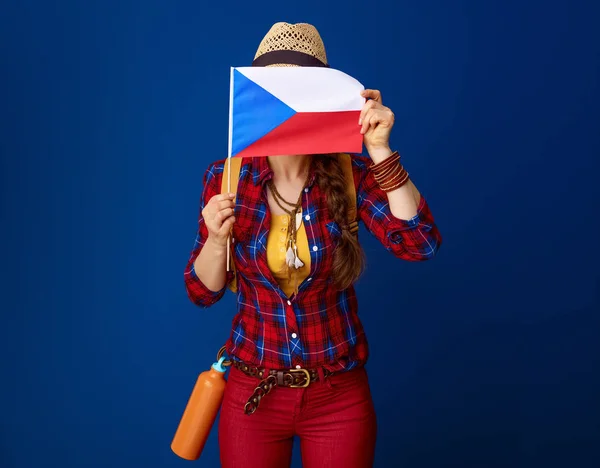 Активні Жінка Мандрівного Рюкзак Ховаючись Прапор Чехії Синьому Фоні — стокове фото