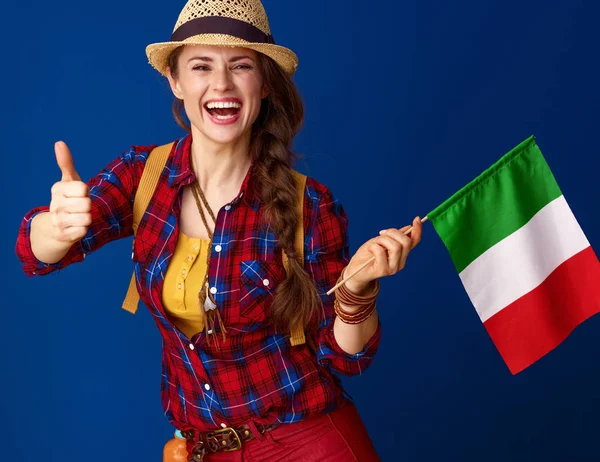 Улыбчивая Женщина Туристка Рюкзаком Флагом Италии Показывающим Большие Пальцы Синем — стоковое фото