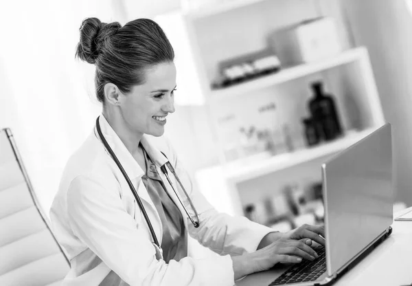 Doctora Mujer Trabajando Ordenador Portátil Oficina —  Fotos de Stock