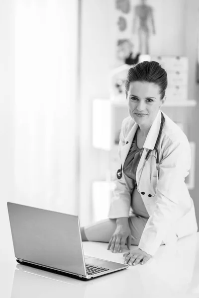 Doctor Woman Laptop Office — Stock Photo, Image