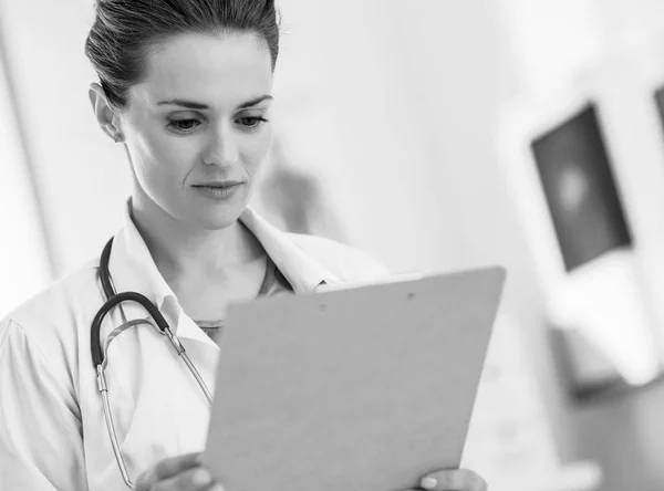 Mujer Doctora Mirando Portapapeles — Foto de Stock