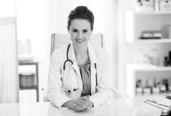 Retrato Mujer Doctora Sonriente Consultorio — Foto de Stock