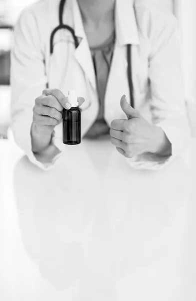 Primer Plano Mujer Doctora Mostrando Frasco Medicina Pulgares Hacia Arriba —  Fotos de Stock