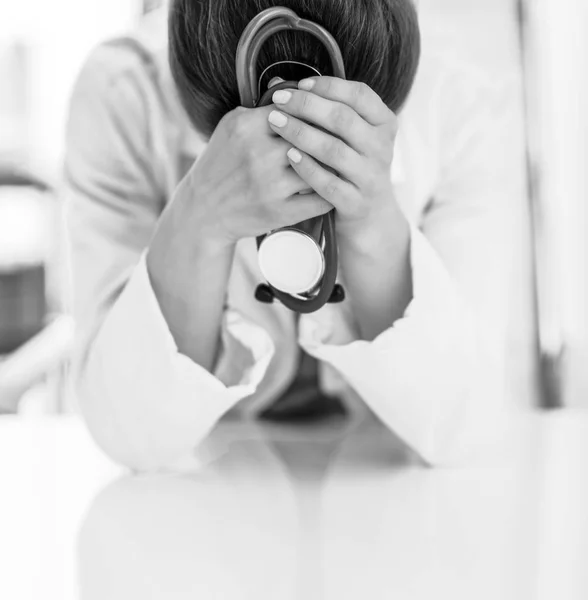 Mujer Doctora Estresada Mesa — Foto de Stock