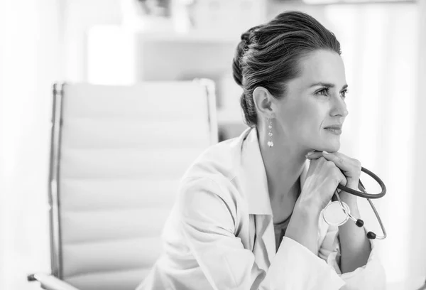 Retrato Mujer Doctora Con Estetoscopio Consultorio — Foto de Stock