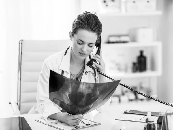Doctor Woman Fluorography Talking Phone — Stock Photo, Image