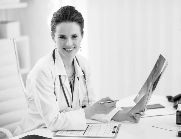 Retrato Feliz Doctora Con Fluorografía Consultorio — Foto de Stock