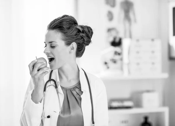 Modern Health Care Happy Female Doctor Eating Green Apple Office — Stock Photo, Image
