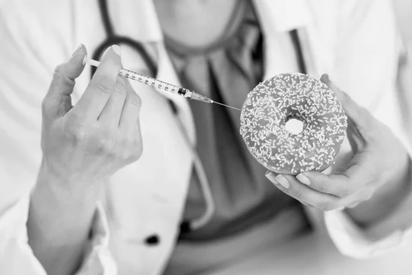 Närbild Läkare Kvinna Gör Injektion Med Diabetes Spruta Donut — Stockfoto