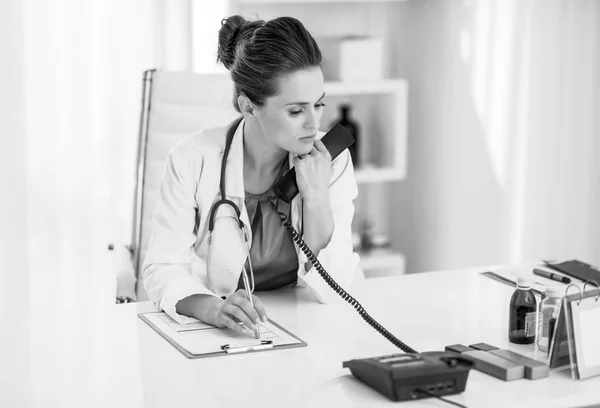 Promyšlené Lékař Žena Drží Telefon — Stock fotografie