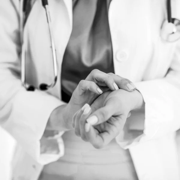 Nabız Ölçme Tıp Doktoru Kadını — Stok fotoğraf