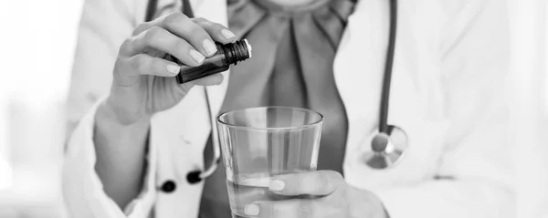 Nahaufnahme Einer Ärztin Die Beruhigungsmittel Ins Glas Tropft — Stockfoto