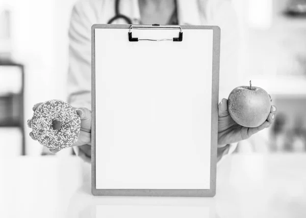 Primer Plano Médico Mujer Mostrando Blanco Portapapeles Manzana Donut —  Fotos de Stock