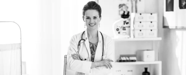 Gülümseyen Tıp Doktoru Kadın Ofiste — Stok fotoğraf