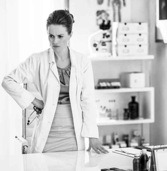 Médico Pensativo Mulher Escritório — Fotografia de Stock