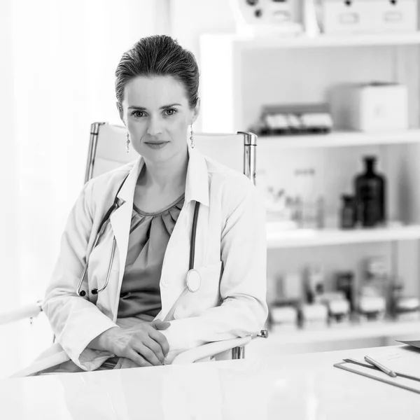 Médico Mulher Sentada Escritório — Fotografia de Stock